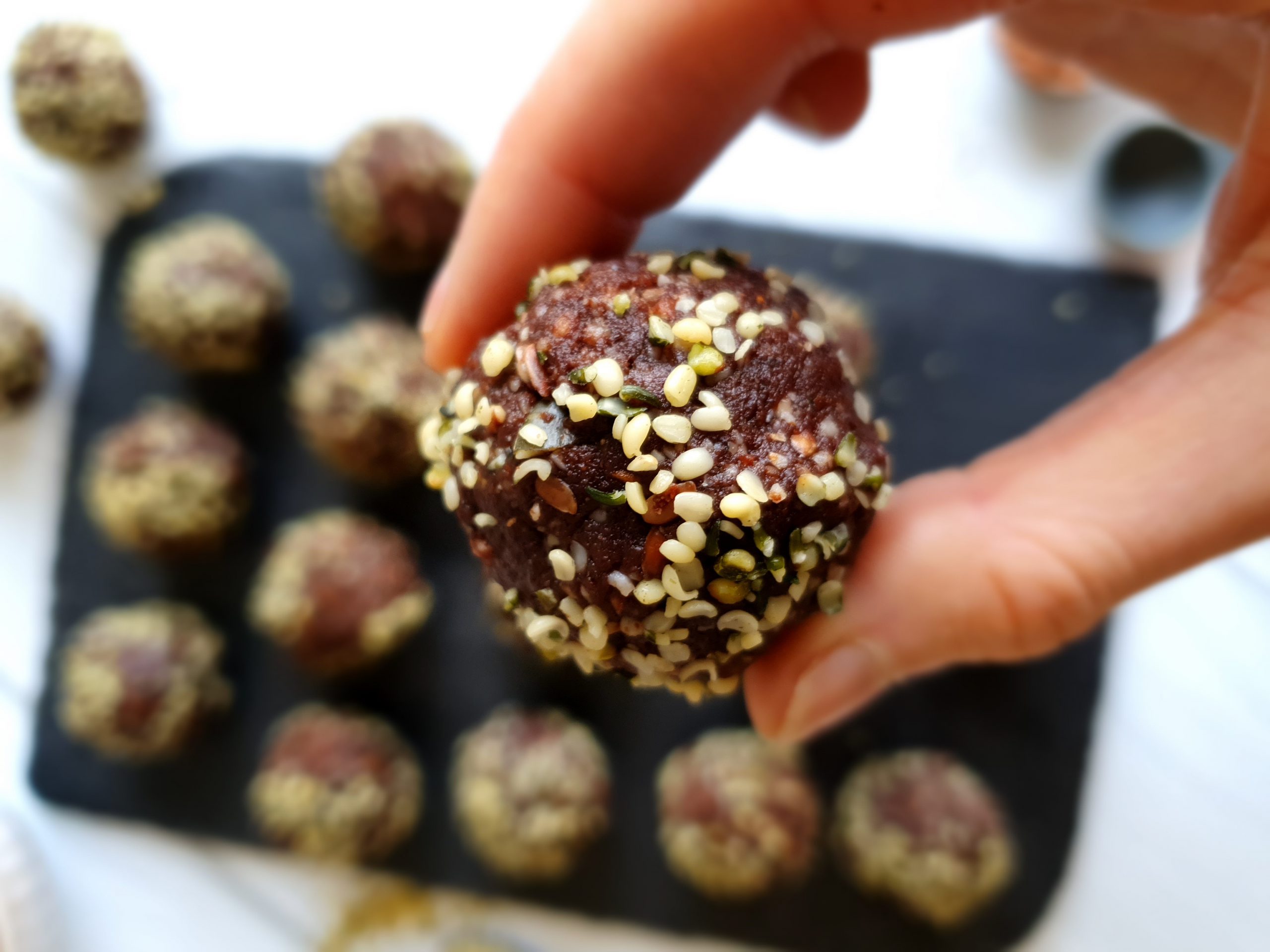 Fudgy cacao and hemp protein bites