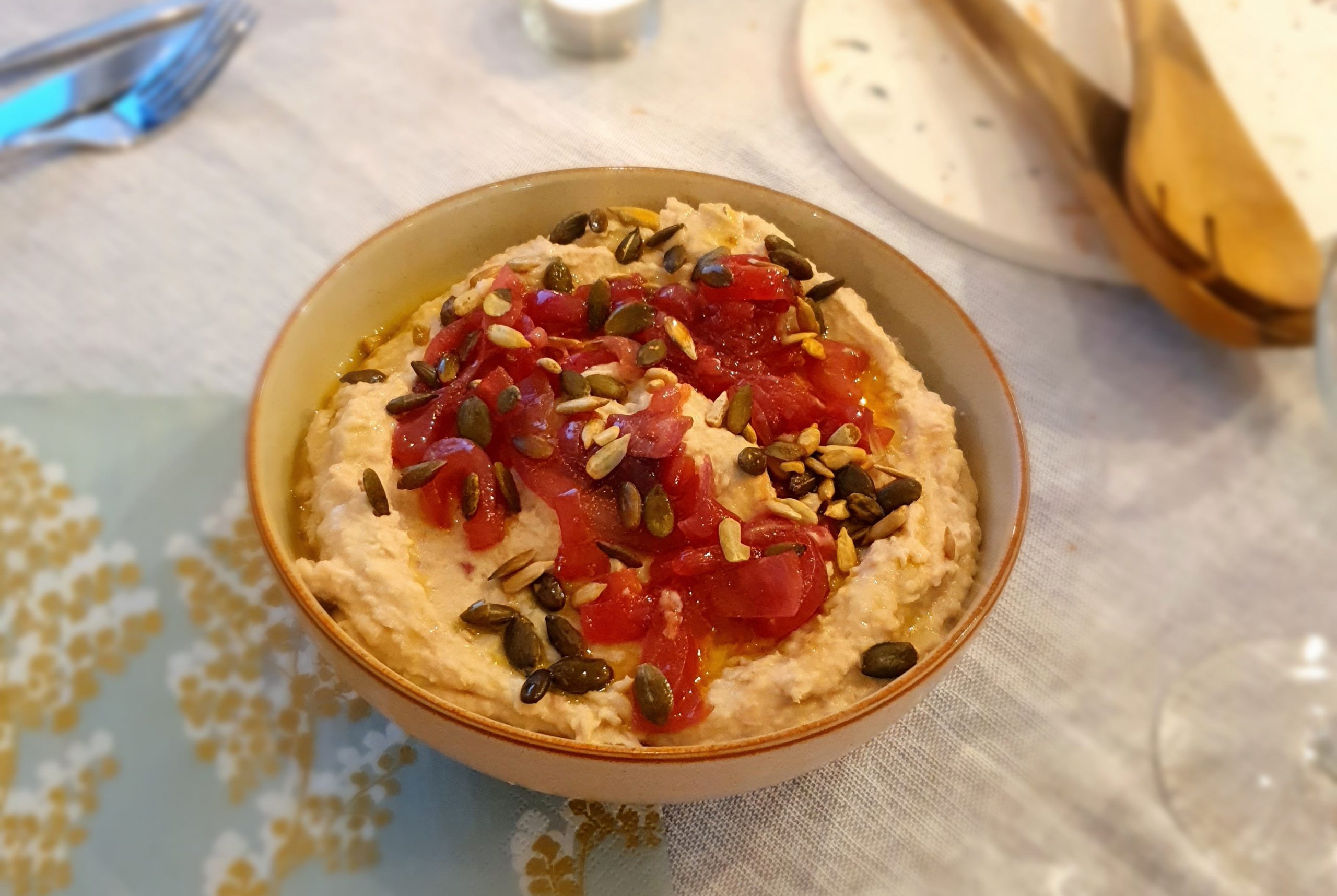 Creamy caramelised red onion & roasted garlic hummus