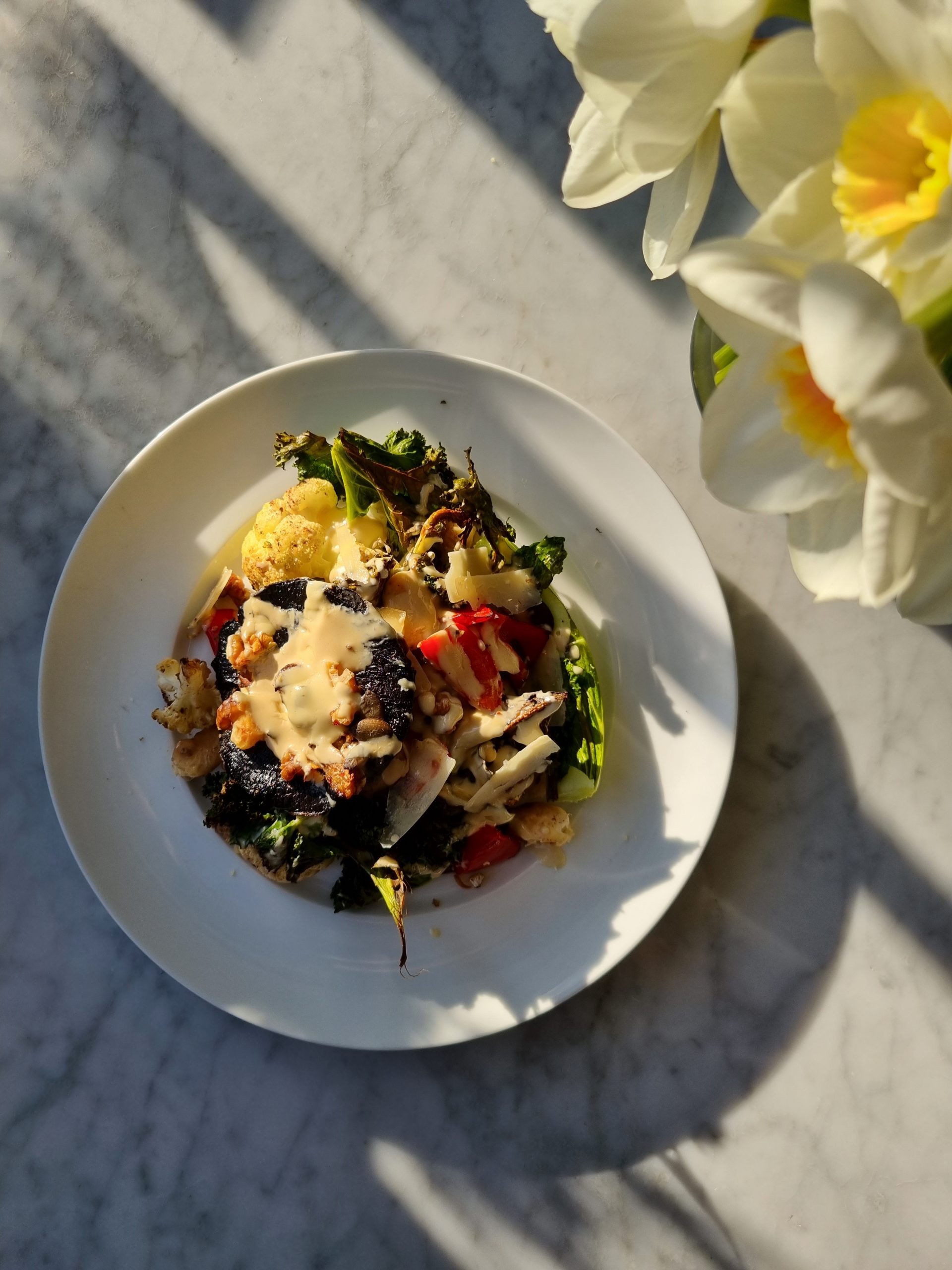 Spring Traybake With Portobello Mushrooms, Butter Beans, Cauliflower, Kale, Red Pepper & Walnuts￼